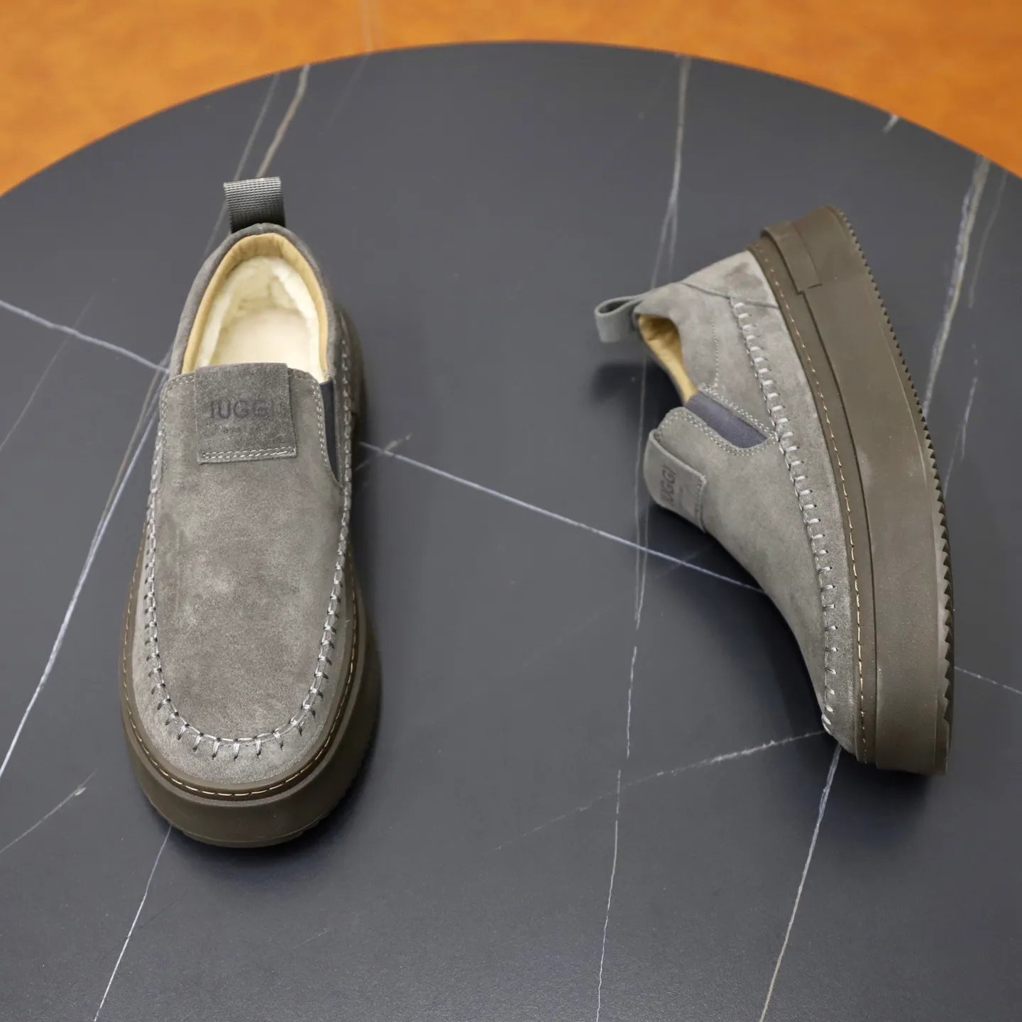 Ex-factory price: 600💰Thick wool imported from Australia Brand: UGG genuine purchase Size: 39-44 Grade: Official website 1:1 Material: First layer of genuine leather waterproof and antifreeze upper Real wool lining Original non-slip soft wear-resistant outsole Style category: Men's casual shoes Trendy style Comfortable on the feet Color: Official website color synchronization